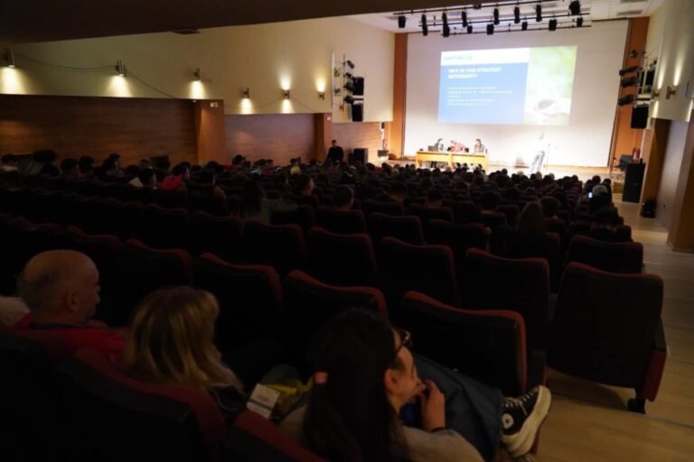 9c7af764-e20a-4a80-b7e5-618087340eb1